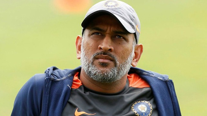 বিশ্বকাপজয়ী অধিনায়ক ধোনির বিরুদ্ধে আইনি নোটিশ