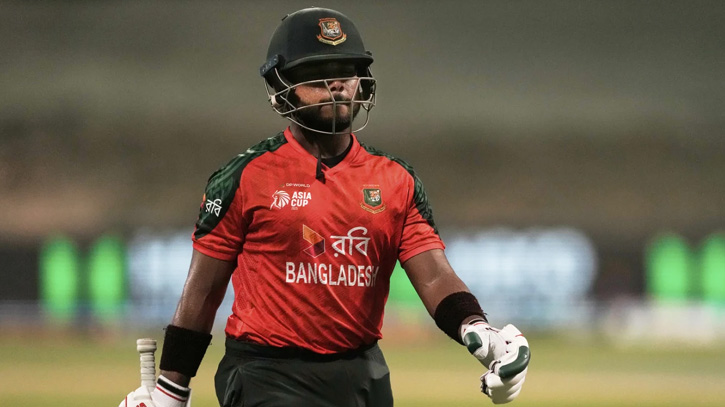 শুরুতেই কোনঠাসা বাংলাদেশ, সাজঘরে দুই ওপেনার