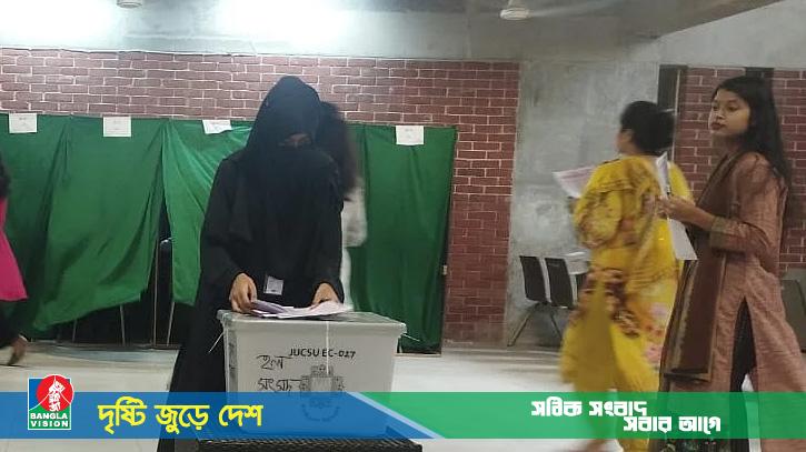 জাকসু: ফজিলাতুন্নেছা হলে সাংবাদিক ঢুকতে বাধার অভিযোগ, প্রাধ্যক্ষ বলছেন বাধা নেই