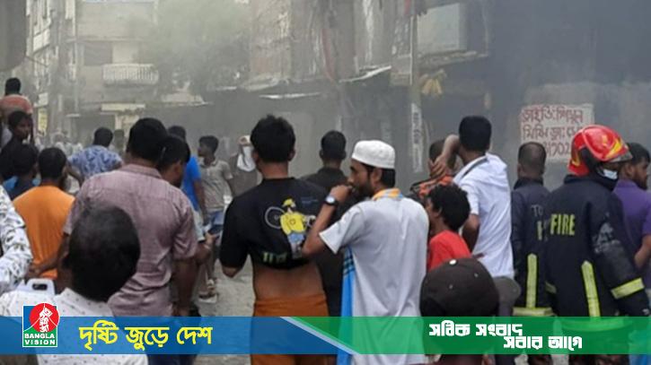 কে‌মি‌ক্যাল গুদা‌মে বিস্ফোরণ ও আগুন,ফায়ার সা‌র্ভিসের ৬ কর্মীসহ ৯জন দগ্ধ