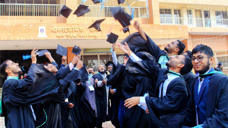গণ বিশ্ববিদ্যালয়ের ৪র্থ সমাবর্তন: স্মৃতিবিধুরতায় ক্যাম্পাস গণ বিশ্ববিদ্যালয়ের ৪র্থ সমাবর্তন: স্মৃতিবিধুরতায় ক্যাম্পাস
