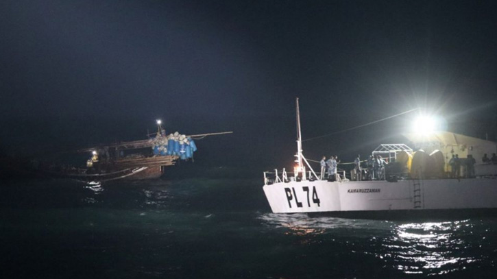 বাংলাদেশের সমুদ্রসীমা থেকে ২৯ জেলে-মাঝিসহ ট্রলার ধরে নিয়ে গেছে ভারতীয় কোস্ট গার্ড