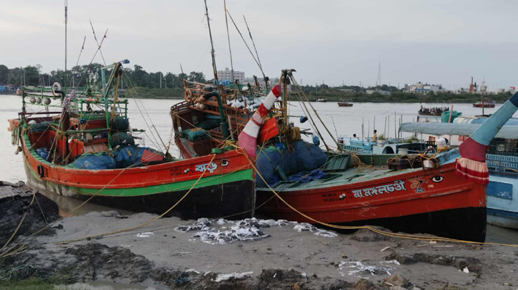বাংলাদেশের জলসীমায় মাছ ধরার দায়ে ভারতীয় ১৪ জেলে আটক বাংলাদেশের জলসীমায় মাছ ধরার দায়ে ভারতীয় ১৪ জেলে আটক