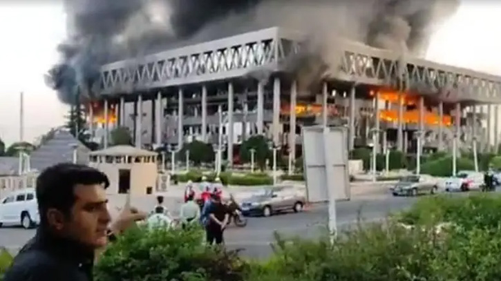 ইসরাইলের হামলার পর আবার সম্প্রচার শুরু করলো ইরানের রাষ্ট্রীয় টিভি ইসরাইলের হামলার পর আবার সম্প্রচার শুরু করলো ইরানের রাষ্ট্রীয় টিভি