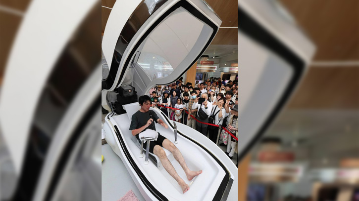 হিউম্যান ওয়াশিং মেশিন আনলো জাপান, দেখার জন্য দীর্ঘ লাইন