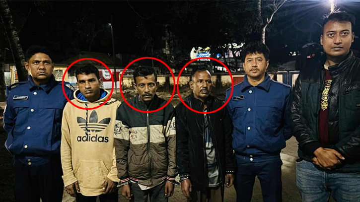 ছদ্মবেশে চলন্ত ফেরির জুয়ার আসর থেকে ৩ জুয়াড়িকে ধরলো নৌ-পুলিশ