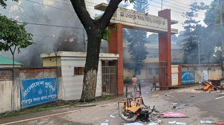 জেলখানা ভেঙে বন্দীদের নিয়ে গেল বিক্ষুব্ধ জনতা জেলখানা ভেঙে বন্দীদের নিয়ে গেল বিক্ষুব্ধ জনতা