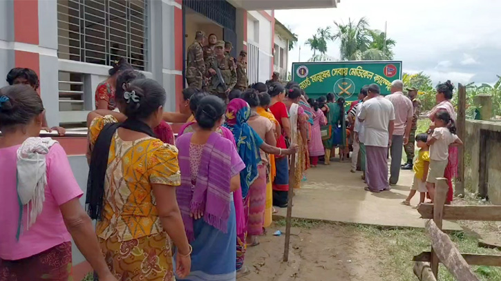 খাগড়াছড়িতে বন্যা দুর্গত এলাকায় সেনাবাহিনীর মেডিকেল ক্যাম্প খাগড়াছড়িতে বন্যা দুর্গত এলাকায় সেনাবাহিনীর মেডিকেল ক্যাম্প