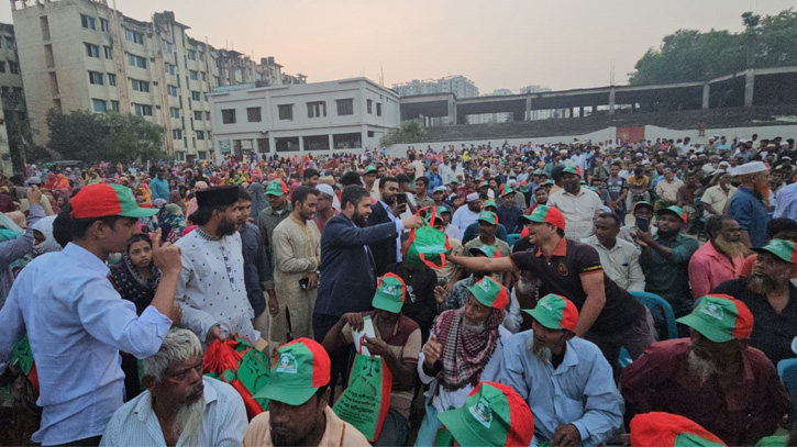 দুই হাজার অসহায় মানুষের মাঝে ডা. খালিদুজ্জামানের মশারি বিতরণ