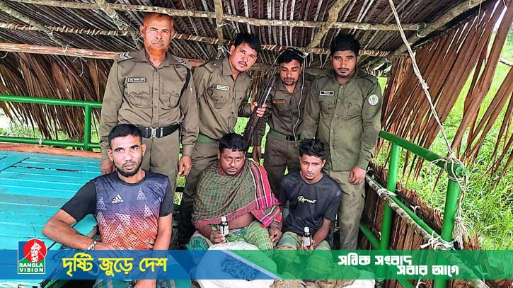 সুন্দরবনের খালে কীটনাশক দিয়ে মাছ ধরার সময় আটক ৫