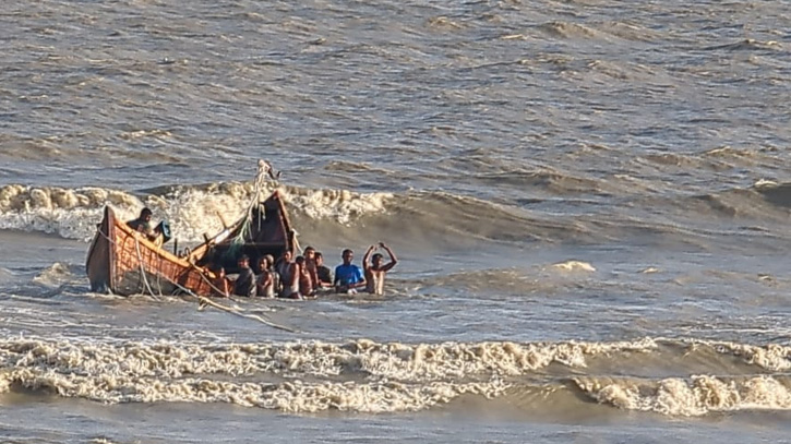 হঠাৎ উত্তাল সাগর, কুয়াকাটায় পর্যটকরা হোটেলবন্দী