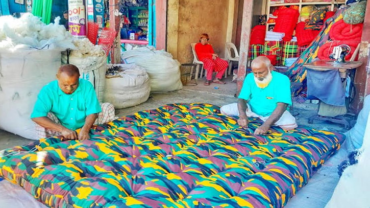 উঁকি দিচ্ছে শীত, বাড়ছে লেপ-তোশকের চাহিদা, ব্যস্ত কারিগররা