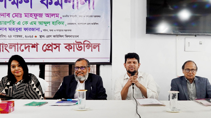 গুজব ও অপতথ্যের বিরুদ্ধে গণমাধ্যমকে শক্ত অবস্থান নিতে হবে: তথ্য উপদেষ্টা