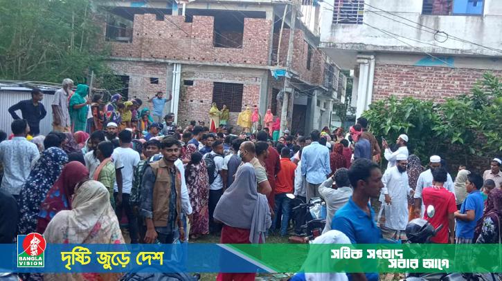দরজা ভেঙে প্রবাসীর স্ত্রী-সন্তানদের মরদেহ উদ্ধার, পাশেই বিষের কৌটা
