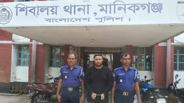 তরুণীর ভিডিও ভাইরালের হুমকি দিয়ে ১০ লাখ টাকা দাবি, অবশেষে গ্রেফতার তরুণীর ভিডিও ভাইরালের হুমকি দিয়ে ১০ লাখ টাকা দাবি, অবশেষে গ্রেফতার
