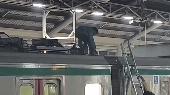 মেট্রোরেলের ছাদে উঠে পড়লো দুই যুবক, ট্রেন চলাচল বন্ধ!