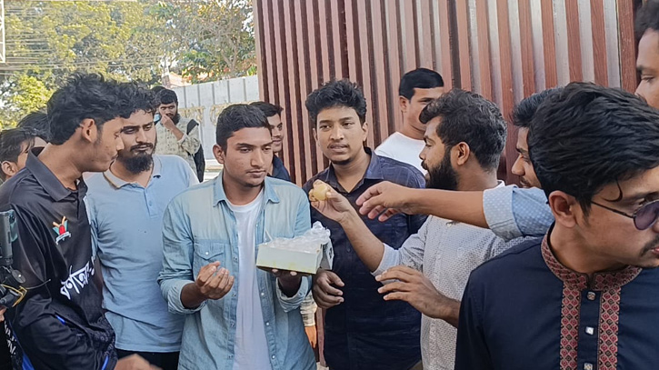 হাসিনার ফাঁসির রায়ে জেলায় জেলায় আনন্দ মিছিল, মিষ্টি বিতরণ