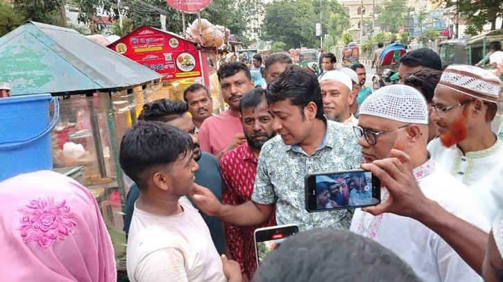 নিজ এলাকায় চাঁদাবাজ রুখে দিতে মাঠে নেমেছেন বিএনপি নেতা জীবন নিজ এলাকায় চাঁদাবাজ রুখে দিতে মাঠে নেমেছেন বিএনপি নেতা জীবন