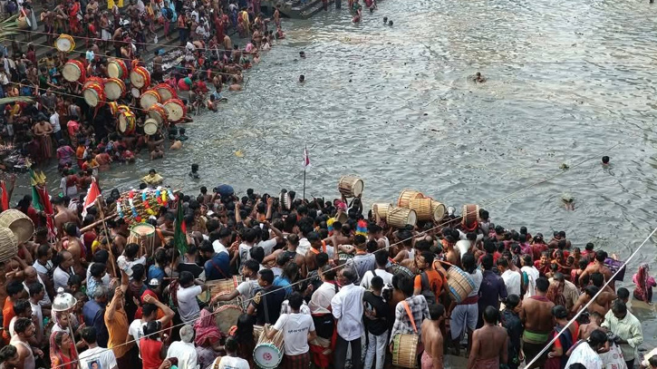 ওড়াকান্দির স্নানোৎসবে রেকর্ড পরিমাণ পূণ্যার্থীর ঢল ওড়াকান্দির স্নানোৎসবে রেকর্ড পরিমাণ পূণ্যার্থীর ঢল