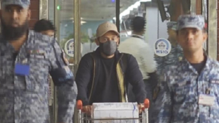 উত্তাল মধ্যপ্রাচ্য থেকে অবশেষে দেশে ফিরলেন মুশফিক উত্তাল মধ্যপ্রাচ্য থেকে অবশেষে দেশে ফিরলেন মুশফিক