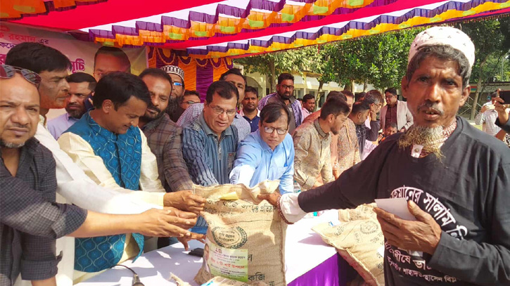 তারেক রহমানের জন্মদিনে কৃষকদের মাঝে ধানের বীজ বিতরণ