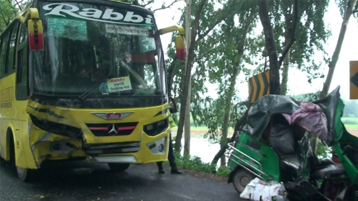 বাস চাপায় দুমড়ে-মুচড়ে গেল সিএসজি, প্রাণ গেল দু’জনের বাস চাপায় দুমড়ে-মুচড়ে গেল সিএসজি, প্রাণ গেল দু’জনের