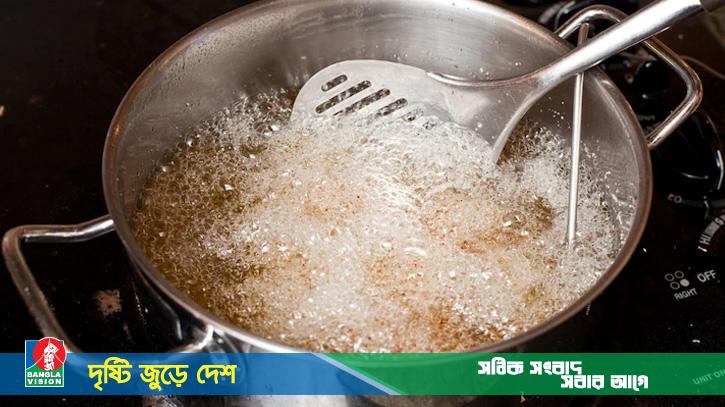 ঘুমন্ত স্বামীর শরীরে ফুটন্ত তেল ঢেলে গুড়ামরিচ ছেটালেন স্ত্রী!