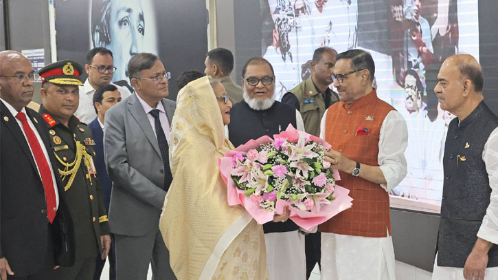 দিল্লী সফর শেষে দেশে ফিরেছেন প্রধানমন্ত্রী