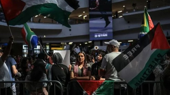 ১২ ঘণ্টা বিমানে আটকা ১৫৩ ফিলিস্তিনি, অতঃপর নামতে দিলো দ.আফ্রিকা