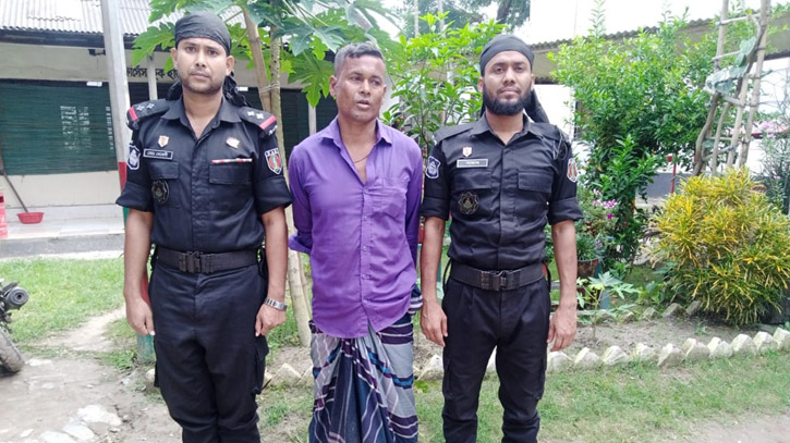 ডাকাতির আট মামলার পলাতক আসামিকে গ্রেফতার করেছে র্যাব ডাকাতির আট মামলার পলাতক আসামিকে গ্রেফতার করেছে র্যাব