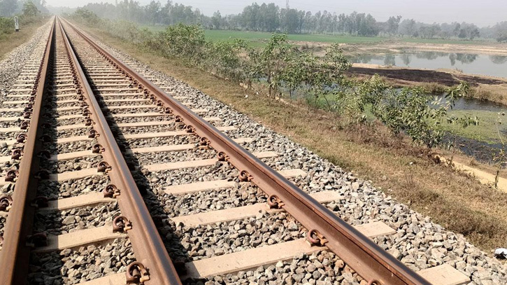 রেললাইনে বসে গল্প করার সময় ট্রেনে কাটা পড়ে ৩ বন্ধু নিহত
