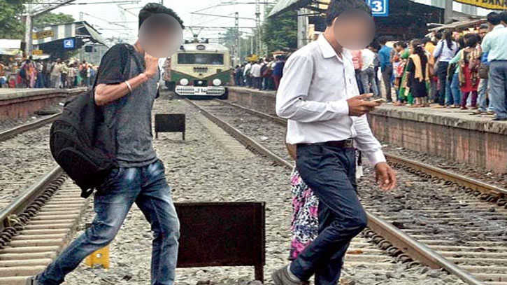 কানে হেডফোন গুঁজে রেললাইন পার হচ্ছিলো ফয়সাল, অতঃপর... কানে হেডফোন গুঁজে রেললাইন পার হচ্ছিলো ফয়সাল, অতঃপর...