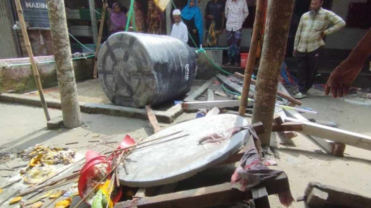 ওজু করার সময় মাথায় পানির ট্যাঙ্কি পড়ে জীবন গেল ফাতেমার ওজু করার সময় মাথায় পানির ট্যাঙ্কি পড়ে জীবন গেল ফাতেমার