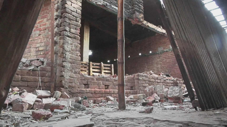 সারডিলারের গুদাম ভাঙচুর, অভিযুক্তকে আটক করায় থানায় হুমকি