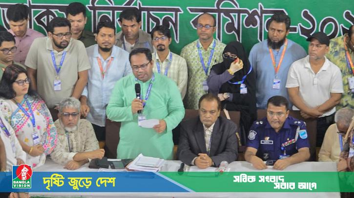 চলছে জাকসু নির্বাচনের ফল ঘোষণা, উচ্ছ্বসিত শিক্ষার্থীরা