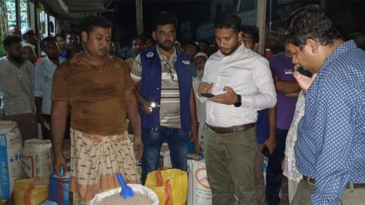 আড়ৎ থেকে ৭৫ বস্তা সরকারি চাল জব্দ, মাদ্রাসা ও এতিমখানায় বিতরণ আড়ৎ থেকে ৭৫ বস্তা সরকারি চাল জব্দ, মাদ্রাসা ও এতিমখানায় বিতরণ