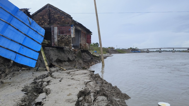 নদীগর্ভে বিলিন হওয়ার শঙ্কায় মাদ্রাসা-মসজিদসহ ১০টি স্থাপনা