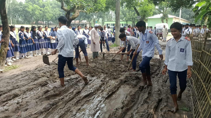 এক কি.মি. সড়ক জুড়ে খানাখন্দ, স্বেচ্ছাশ্রমে মেরামত করলো শিক্ষার্থীরা এক কি.মি. সড়ক জুড়ে খানাখন্দ, স্বেচ্ছাশ্রমে মেরামত করলো শিক্ষার্থীরা