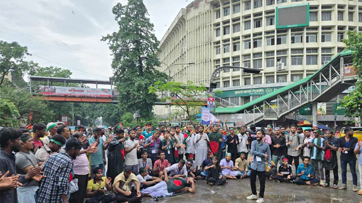 শাহবাগে জুলাই যোদ্ধাদের দু’পক্ষের বাকবিতণ্ডা, ছত্রভঙ্গ করলো পুলিশ শাহবাগে জুলাই যোদ্ধাদের দু’পক্ষের বাকবিতণ্ডা, ছত্রভঙ্গ করলো পুলিশ