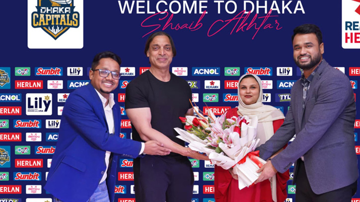 ঢাকায় শোয়েব আখতার, বরণ করা হলো ফুল দিয়ে ঢাকায় শোয়েব আখতার, বরণ করা হলো ফুল দিয়ে