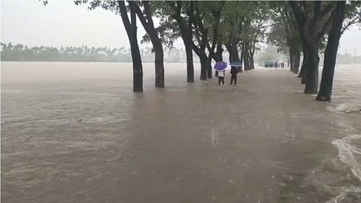 টানা বৃষ্টির সঙ্গে পাহাড়ি ঢল, সিলেটে সড়কে পানি, যোগাযোগ বিচ্ছিন্ন টানা বৃষ্টির সঙ্গে পাহাড়ি ঢল, সিলেটে সড়কে পানি, যোগাযোগ বিচ্ছিন্ন