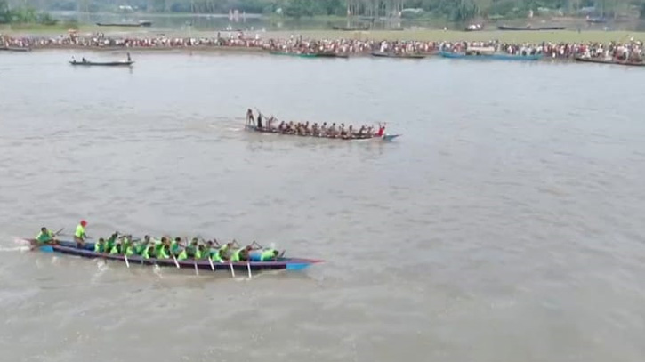 যমুনায় ঐতিহ্যবাহী ‘কোষা নৌকা বাইচ’ দেখতে হাজারো মানুষের ঢল যমুনায় ঐতিহ্যবাহী ‘কোষা নৌকা বাইচ’ দেখতে হাজারো মানুষের ঢল