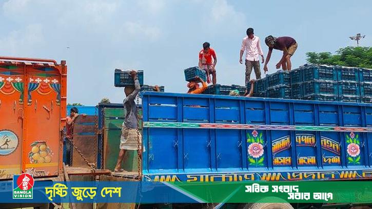 সোনামসজিদ স্থলবন্দর দিয়ে ৩ বছর পর এলো ৬০ টন টমেটো