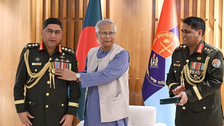 সেনাপ্রধানকে ‘সেনাবাহিনী পদক’ পরিয়ে দিলেন প্রধান উপদেষ্টা