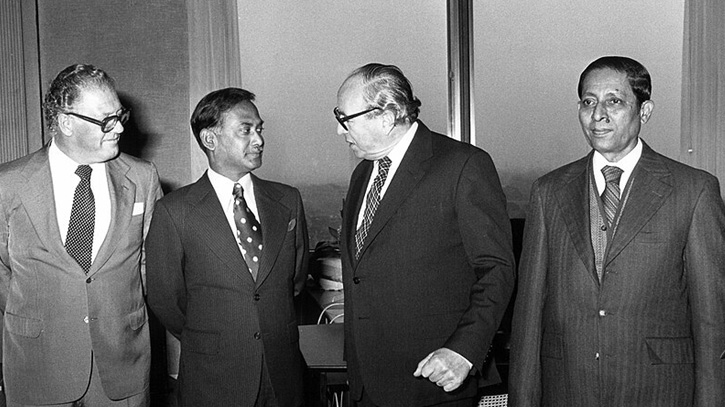 বিশ্ব শান্তি প্রতিষ্ঠায় জিয়াউর রহমান: এক অনন্য বিশ্বনেতা বিশ্ব শান্তি প্রতিষ্ঠায় জিয়াউর রহমান: এক অনন্য বিশ্বনেতা