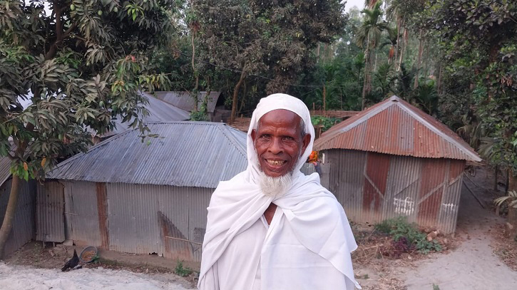 ৪২ বছর ধরে রোজা রাখা সেই দিনমজুর এবার হজে যাচ্ছেন ৪২ বছর ধরে রোজা রাখা সেই দিনমজুর এবার হজে যাচ্ছেন