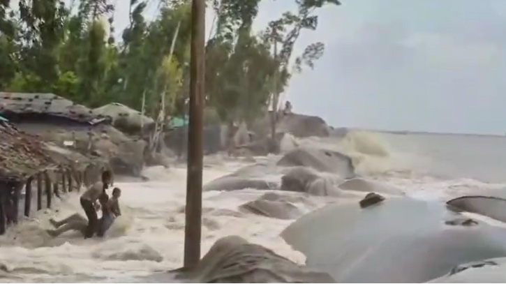 কক্সবাজারে বেড়িবাঁধ ভেঙে ভেসে গেল লাখ লাখ টাকার মাছ কক্সবাজারে বেড়িবাঁধ ভেঙে ভেসে গেল লাখ লাখ টাকার মাছ