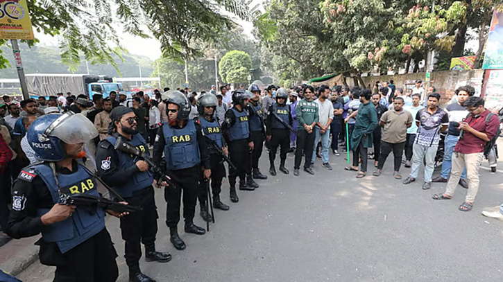 রাজধানীকে নিরাপত্তার চাদরে ঢেকে রেখেছে আইনশৃঙ্খলা বাহিনীর সদস্যরা