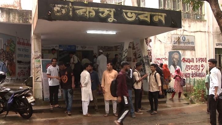 চাকসু নির্বাচনে শেষ মুহূর্তের প্রচারণায় ব্যস্ত বিভিন্ন প্যানেলের প্রার্থীরা
