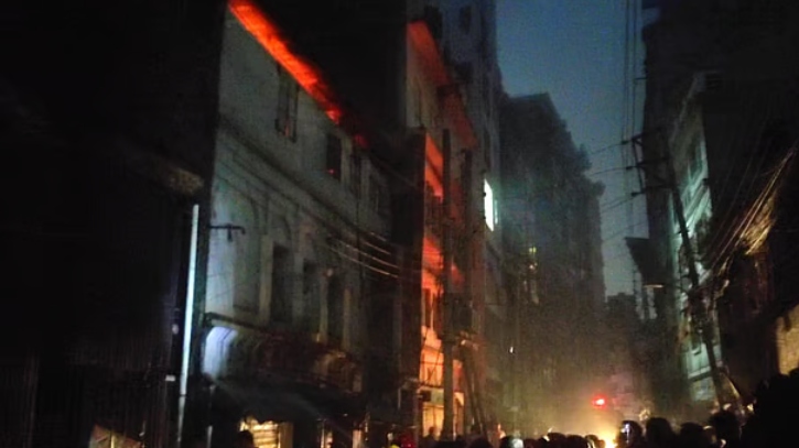 দেড় ঘণ্টা পর নিয়ন্ত্রণে চকবাজারের আগুন 